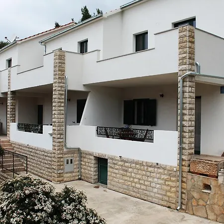 Lancek إيفان دولاس