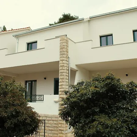 Lancek إيفان دولاس