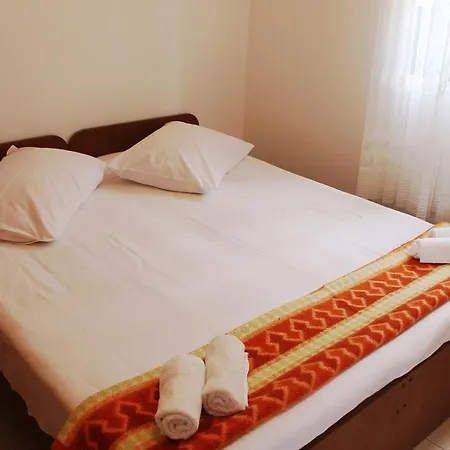 Lancek Apartman *